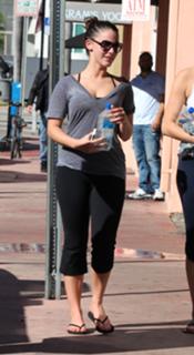 Jessica Lowndes feet photo thumbnail