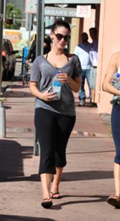 Jessica Lowndes feet photo thumbnail