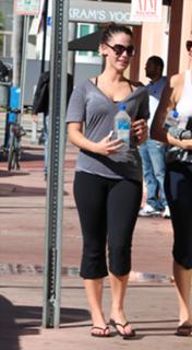 Jessica Lowndes feet photo thumbnail