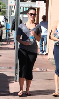 Jessica Lowndes feet photo thumbnail