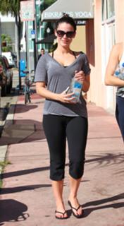 Jessica Lowndes feet photo thumbnail