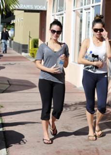 Jessica Lowndes feet photo thumbnail