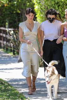 Camila Morrone feet photo thumbnail