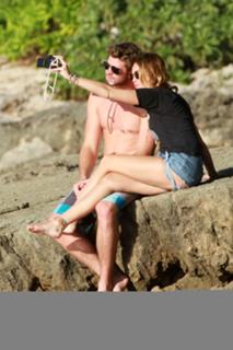 Miley Cyrus feet photo thumbnail