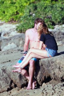 Miley Cyrus feet photo thumbnail