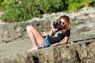 Miley Cyrus feet photo thumbnail