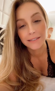Carla Diaz feet photo thumbnail