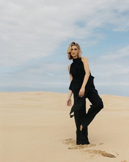 Delta Goodrem feet photo thumbnail