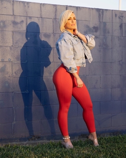 Amanda Saccomanno feet photo thumbnail