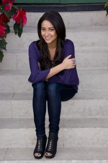 Shay Mitchell feet photo thumbnail