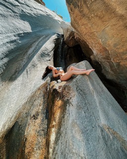 Jessica Lowndes feet photo thumbnail
