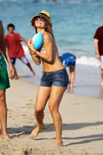Maria Menounos feet photo thumbnail
