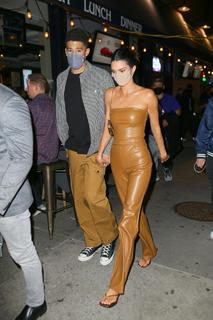 Kendall Jenner feet photo thumbnail
