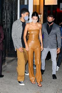 Kendall Jenner feet photo thumbnail