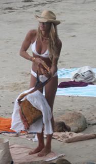 Elle Macpherson feet photo thumbnail