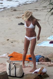 Elle Macpherson feet photo thumbnail