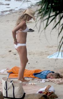 Elle Macpherson feet photo thumbnail