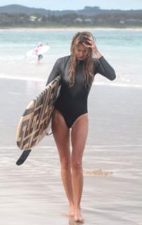 Elle Macpherson feet photo thumbnail
