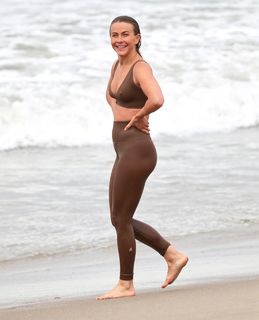 Julianne Hough feet photo thumbnail