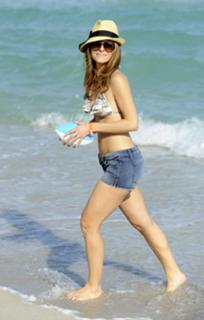 Maria Menounos feet photo thumbnail