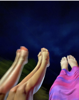 Addison Rae feet photo thumbnail