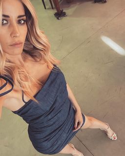 Elena Santarelli feet photo thumbnail