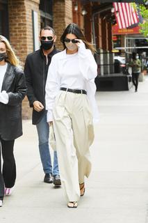 Kendall Jenner feet photo thumbnail