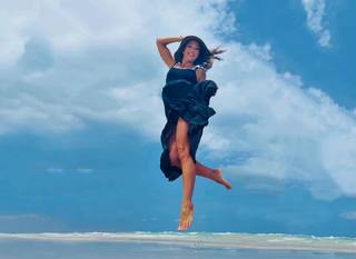 Kino MacGregor feet photo thumbnail