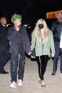 Avril Lavigne feet photo thumbnail