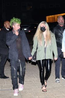 Avril Lavigne feet photo thumbnail