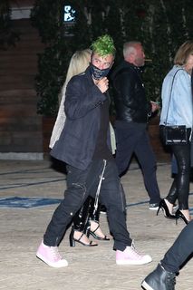Avril Lavigne feet photo thumbnail