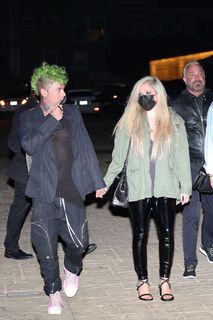 Avril Lavigne feet photo thumbnail
