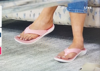 Courtney Khondabi feet photo thumbnail