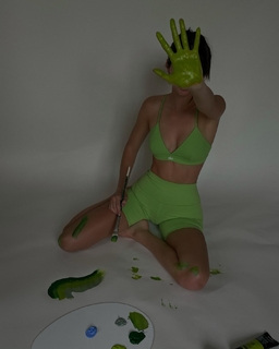 Kendall Jenner feet photo thumbnail