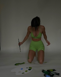 Kendall Jenner feet photo thumbnail