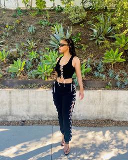 Chloe Bailey feet photo thumbnail