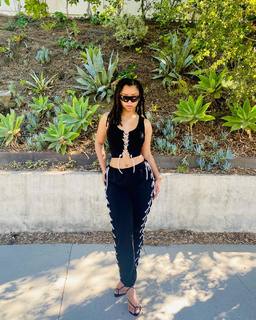 Chloe Bailey feet photo thumbnail