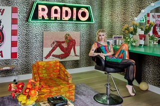Miley Cyrus feet photo thumbnail