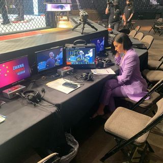 Megan Olivi feet photo thumbnail