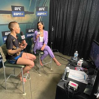 Megan Olivi feet photo thumbnail