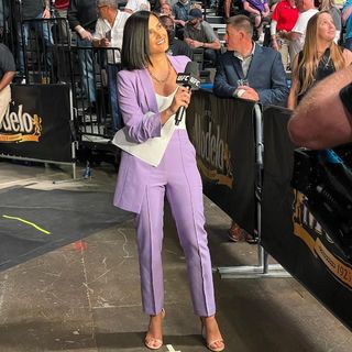 Megan Olivi feet photo thumbnail
