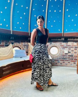 Megan Olivi feet photo thumbnail