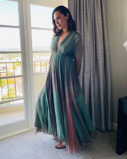 Gal Gadot feet photo thumbnail