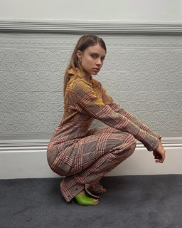 Xenia Tchoumitcheva feet photo thumbnail