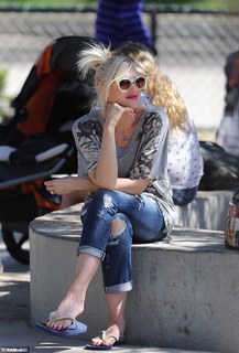 Gwen Stefani feet photo thumbnail