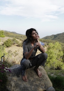 Nikki Reed feet photo thumbnail