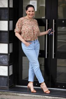 Kelly Brook feet photo thumbnail