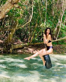 Victoria Justice feet photo thumbnail
