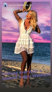 Victoria Silvstedt feet photo thumbnail