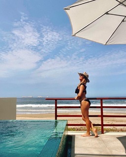 Andrea Legarreta feet photo thumbnail